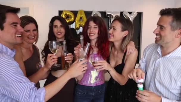 Grupowy Druh Zebrałem Domowy Przyjęcie Uroczystość Urodziny Alkoholowy Toast Nowy — Wideo stockowe