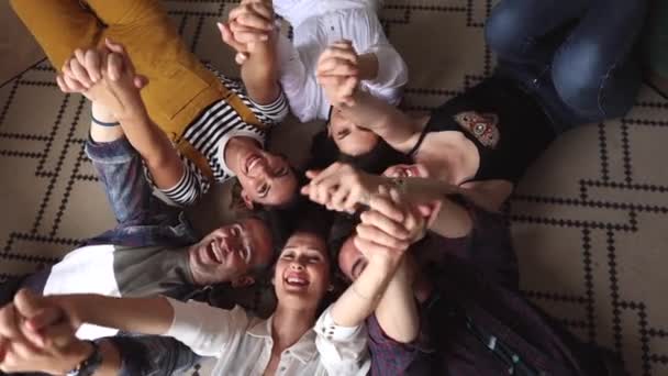 Grupp Vänner Selfie Liggande Rygg Sätta Sina Händer Tillsammans — Stockvideo