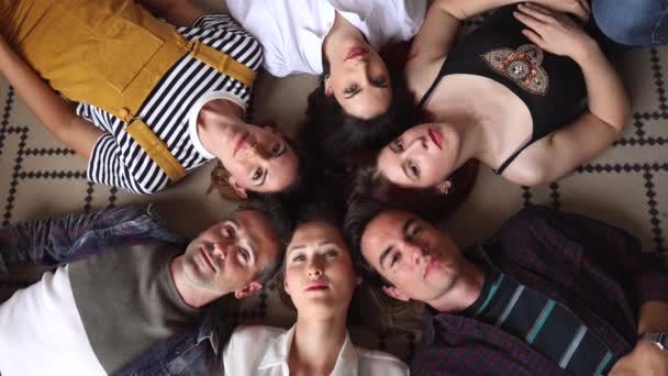 Skupina Přátel Selfie Ležící Zádech — Stock video