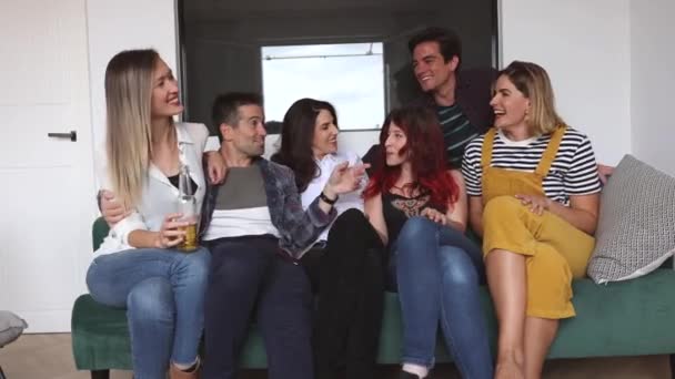 Kelompok Teman Teman Dewasa Duduk Sofa Berbicara — Stok Video