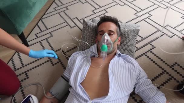 Notfall Hilfe Für Mann Herzinfarkt Notfall Hause Mann Erhält Sauerstoff — Stockvideo