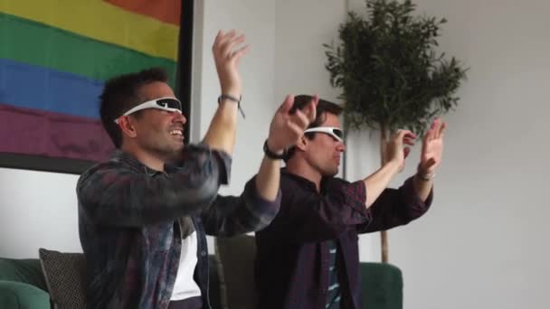 Dos Hombres Maduros Pareja Usando Gafas Realidad Virtual Casa — Vídeo de stock