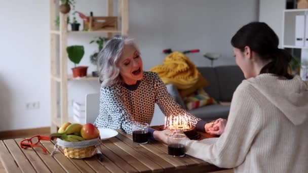 Dojrzała Matka Córką Świętującą Urodziny Domu Ciastem Świecami Śpiewając Życzenia — Wideo stockowe