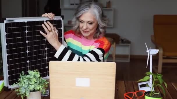 Zralé Žena Notebookem Videohovoru Malé Podnikatelek Prodej Solární Panel — Stock video