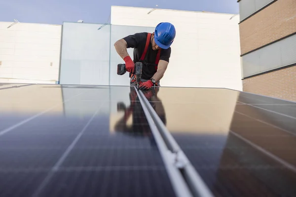 Technik Kontroly Solární Panely Střeše Továrny — Stock fotografie