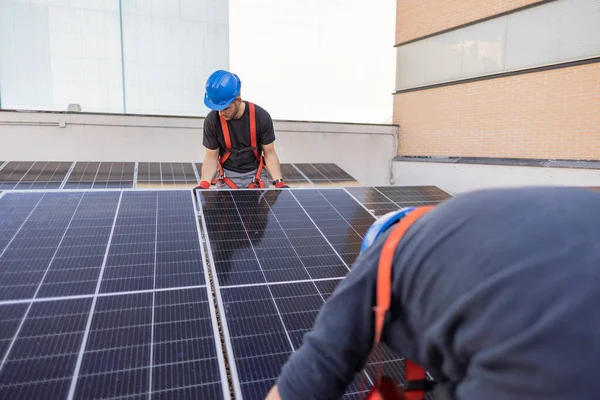 Techničtí Pracovníci Instalující Alternativní Fotovoltaické Solární Panely Střechu — Stock fotografie