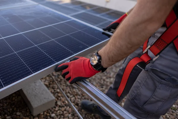 Pracovníci Instalující Střešní Solární Panel — Stock fotografie