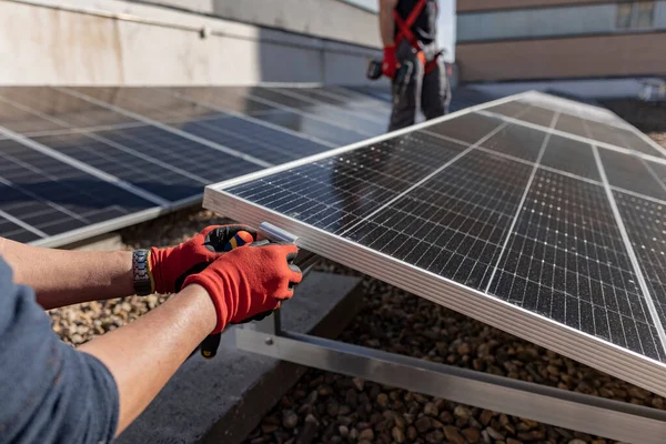 Operátoři Instalující Střešní Solární Panel — Stock fotografie