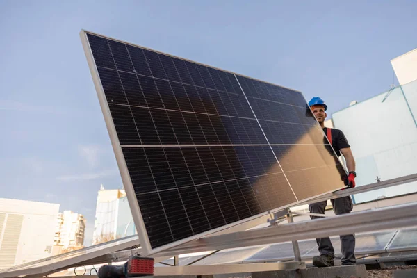 Muž Pracovník Instalující Solární Fotovoltaické Panely Střechu Alternativní Energetický Koncept — Stock fotografie