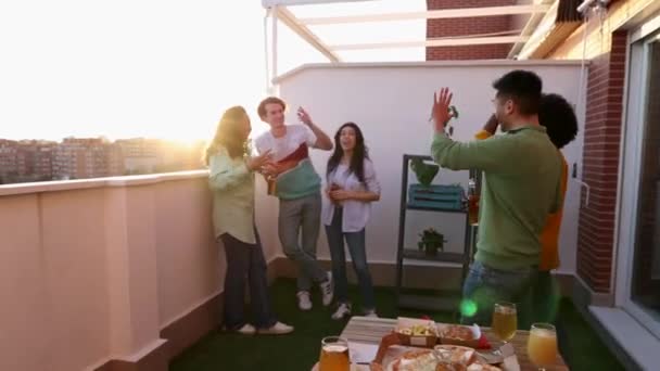 Rooftop Party Multirazziale Amici Crepuscolo Multirazziale Giovani Divertirsi Insieme Giornate — Video Stock