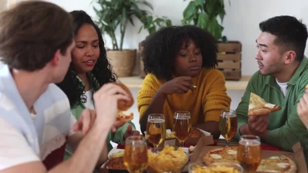Grupp Multiraciala Vänner Som Har Kul Hemmafest Sitter Vid Skrivbordet — Stockvideo