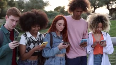 Birbirlerini görmezden gelen bir grup çok ırklı lise öğrencisi cep telefonu kullanıyor. Sosyal medyaya bağımlı.