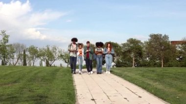 Cep telefonu kullanan genç nesil Z çocukları. Sosyal ağlara bağımlılar. Cep telefonlarına bakıyorlar.