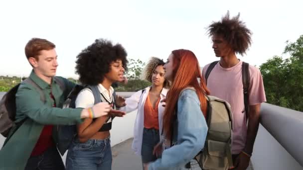 Menina Irritada Acusando Seu Amigo Triste Que Grupo Estudantes Bullying — Vídeo de Stock