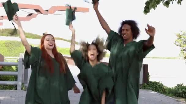 Compagni College Laureati Nel Campus Universitario Saltare Con Entusiasmo — Video Stock