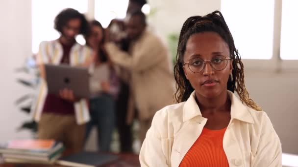 Колеги Сучасному Офісі Багаторасова Група Сучасній Кімнаті Ноутбуком Зосередитися Африканській — стокове відео