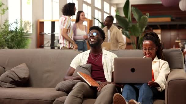 Modern Dolgozó Kreatív Változatos Fiatalok Két Csoportra Osztva Laptop Beszél — Stock videók