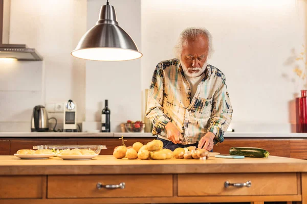 Aziatische Senior Man Thuis Snijden Groenten Voor Het Koken — Stockfoto