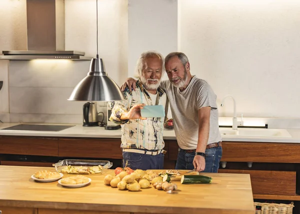 Senior Gay Multiraciale Paar Het Nemen Van Een Selfie Foto — Stockfoto