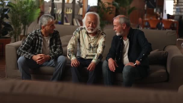 Τρεις Παλιοί Φίλοι Κουβεντιάζοντας Στον Καναπέ Στο Σπίτι Συνάντηση Των — Αρχείο Βίντεο