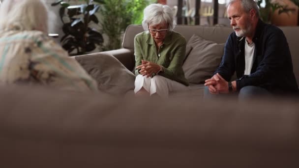 Gift Par Terapi Med Professionell Äktenskapsproblem Äldre Människor Psykologen Diskuterar — Stockvideo