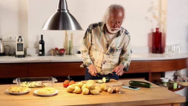 Asiatico Anziano Uomo Casa Taglio Verdura Cucina — Video Stock