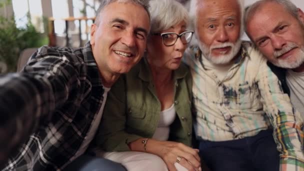 Selfie Group Senior People Social Media Video Call Smarphone — стоковое видео