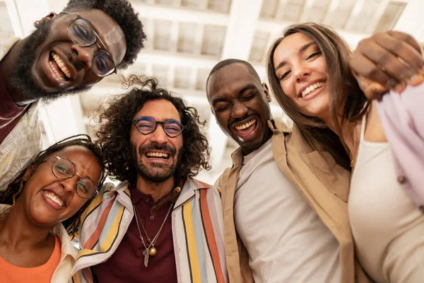 Ofis Özçekimi Kameraya Gülümseyen Çok Irklı Modern Adamları Uygulama Sosyal — Stok fotoğraf