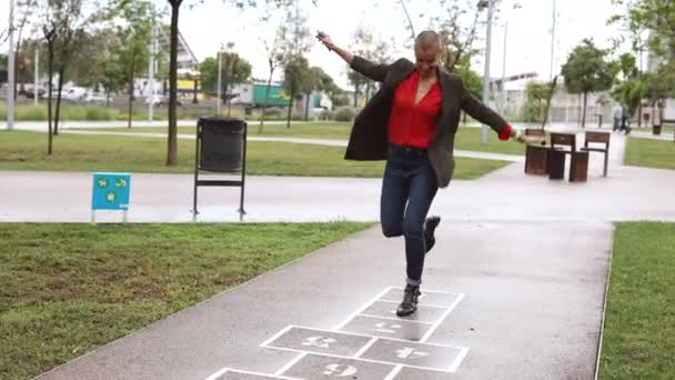 Bisnis Wanita Dewasa Bermain Hopscotch Luar Ruangan Melompat Bersenang Senang — Stok Video