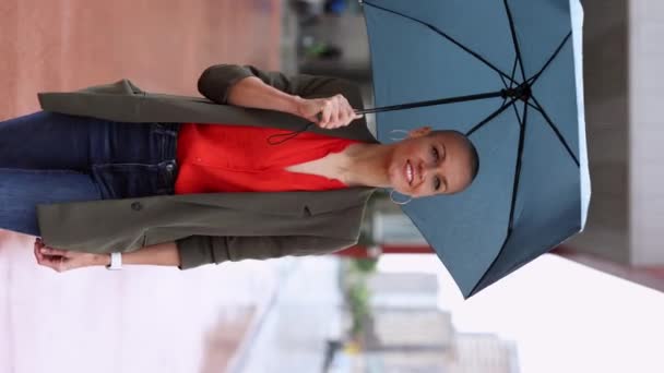 Geschäftsreife Frau Läuft Mit Regenschirm Regen Frau Mit Kurz Rasierten — Stockvideo