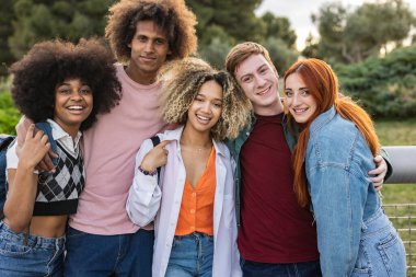 Parktaki çok ırklı öğrencilerin grup portresi