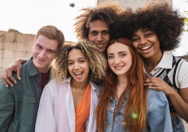 Kameraya bakan çok ırklı arkadaşların grup portresi