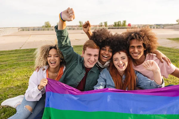 Jóvenes Diversos Divierten Sosteniendo Bandera Del Arco Iris Lgbt Aire — Foto de Stock
