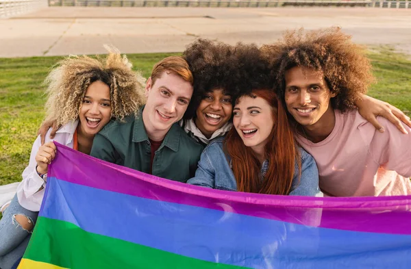 Grupo Diversa Personas Sosteniendo Arco Iris Gay Orgullo Bandera — Foto de Stock