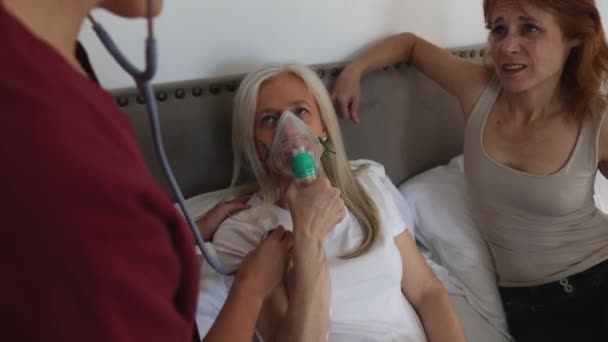 Schwache Luftige Frau Erhält Sauerstoff Zur Genesung Und Liegt Mit — Stockvideo