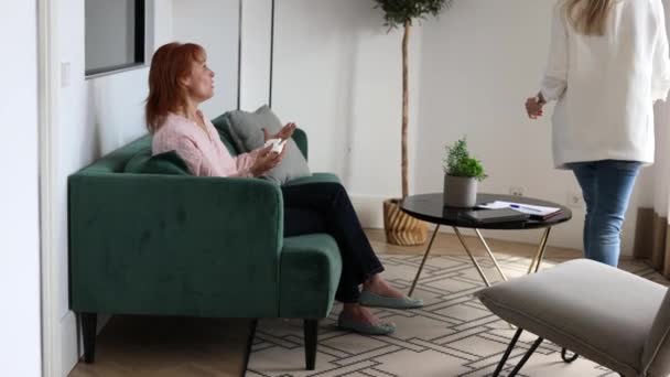 成熟した女性 心理学者 うつ病医師との医療相談 — ストック動画