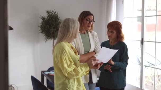 Affärsmöte Mogna Kvinnor Affärskvinnor Olika Åldrar Kontoret — Stockvideo