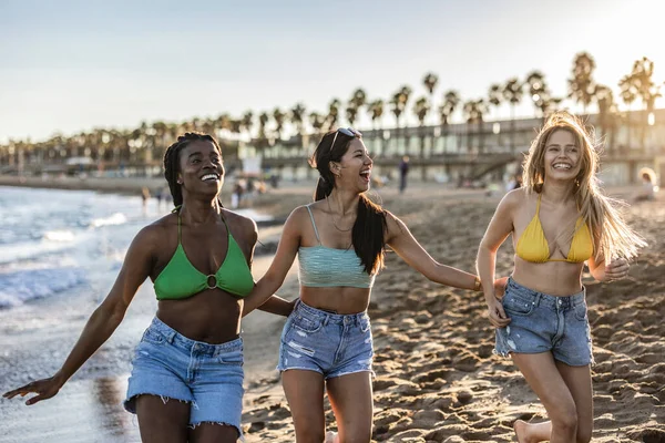 Grupo Hermosas Mujeres Jóvenes Multirraciales Paseando Por Playa Tres Amigos —  Fotos de Stock