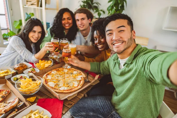 Amigos Teniendo Pizza Cena Casa Selfie Estilo Vida Concepto Grupo —  Fotos de Stock