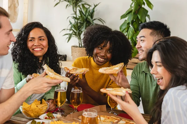 Grupo Amigos Sentados Suelo Sala Estar Bebiendo Cerveza Comiendo Pizza —  Fotos de Stock