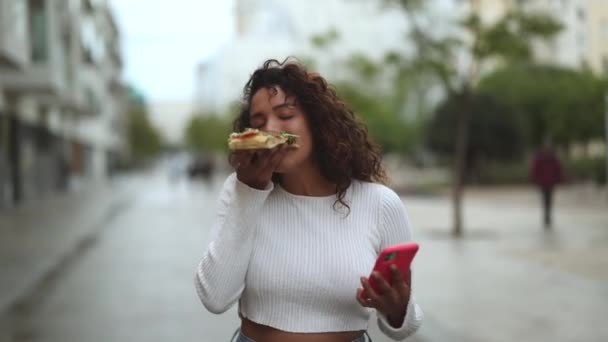 Csinos Görbe Spanyol Lány Eszik Pizza Miközben Sétál Utcán Boldogan — Stock videók