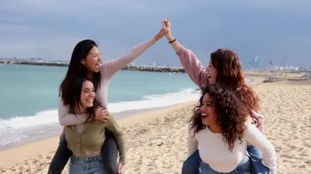不同种族的女性朋友在沙滩上开心地走在沙滩上开心地笑着 — 图库视频影像