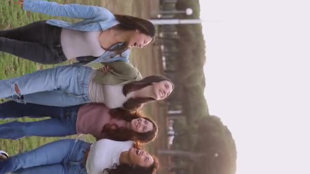 Gruppe Von Multirassischen Freundinnen Die Spaß Haben Während Regnet Glücklich — Stockvideo