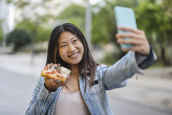 Asiática Jovem Visitando Uma Cidade Europeia Ela Está Comendo Uma — Fotografia de Stock