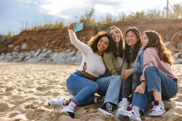 Grupo Amigas Praia Fazendo Selfie Meninas Com Smartphone Fazendo Vídeos — Fotografia de Stock