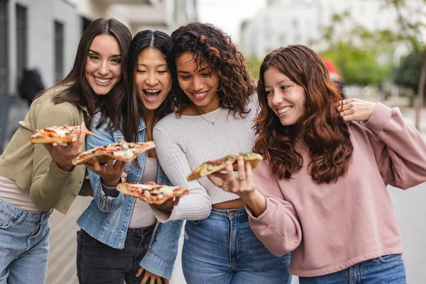 Multirracial Amigos Sexo Feminino Comer Pizza Cidade — Fotografia de Stock