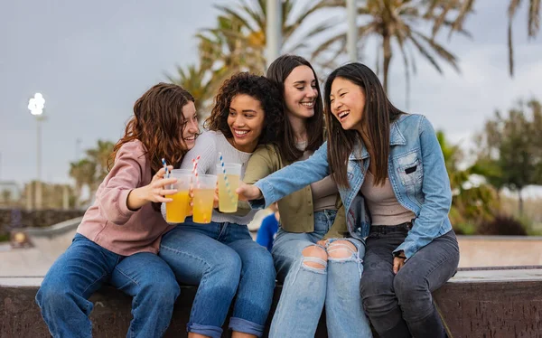 Grupo Amigos Femininos Multirraciais Beber Álcool Festa Praia — Fotografia de Stock