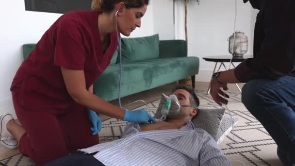 無意識のうちに自宅で救急医療を受けた女性医師が — ストック動画