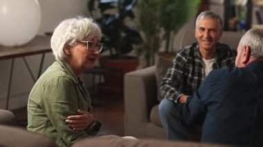 Çeşitli kıdemli arkadaşlar toplandı.