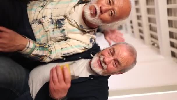 Senior Selfie Sorriso Amici Casa Divertendosi Legando Ritratto Pensionamento Volto — Video Stock